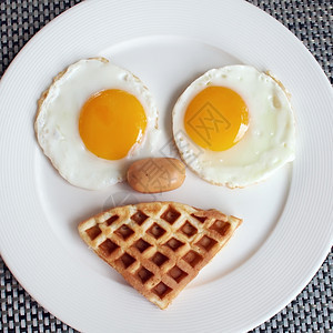 美国人餐厅香脆的早饭鸡蛋和华卷饼图片