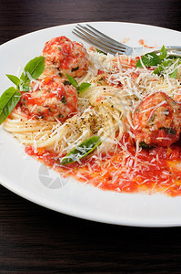 调味品小时番茄肉汁中的意面和丸子喷洒的帕米桑和巴西尔一顿饭图片