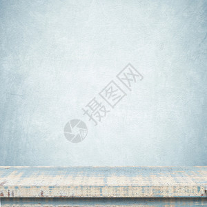 木制的展示头蓝色水泥墙背景模板产品显示版的空旧木板以及新的木桌图片