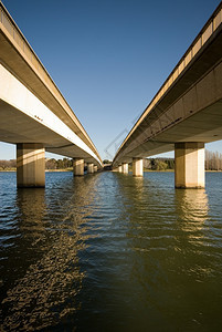 现代的澳大利亚首都堪培拉州伯利格里芬湖的英联邦桥位于澳大利亚克豪斯市领土白肋烟图片