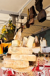 营养典型的这个奶酪是蒙塔西奥意大利很常见的干酪是Montasio车轮图片