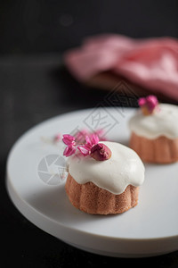 甜点创意菜单自制的玫瑰奶汁蛋糕水果有创造力的配料图片