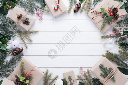 快乐的最佳圣诞和新年在白木背景及复制空间上举行庆祝会的奖章木头图片