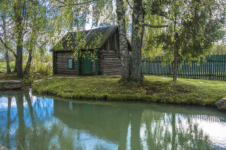 典型的一种俄罗斯亚拉夫地区Vyatka村一小池塘岸边的俄罗斯伍德浴场自然图片
