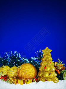 明亮的蓝色背景圣诞装饰球蓝色背景的圣诞节装饰球雪图片