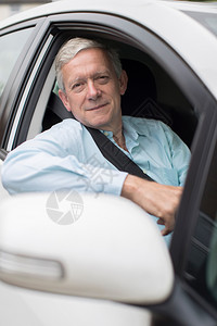 高级的驾驶者微笑老人驾驶汽车肖像腰带图片