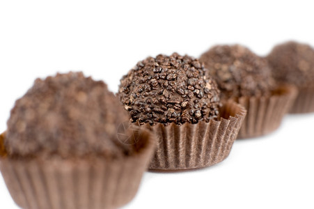 一行巧克力圆甜糖在视野中超级宏纤巧圆形的开胃图片
