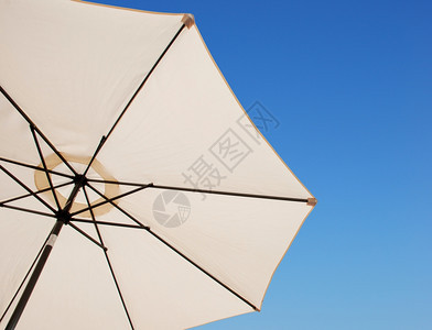 蓝色天空背景下的户外遮阳伞图片