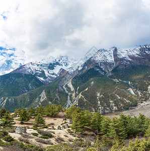 尼泊尔喜马拉雅山一些佛教徒的石碑美丽山地风景白色的蓝徒步旅行图片