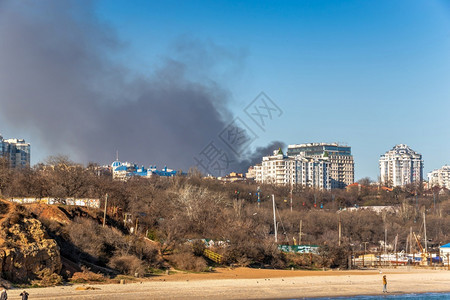 生态的欧洲从大海到奥德萨燃烧的房屋大烟雾在一个阳光明媚的冬季天从大海到火乌克兰敖德萨Oddessa灾难图片