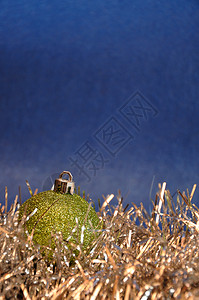 装饰一次绿色圣诞节在蓝色背景下用银罐头做一个绿的圣诞黄泥装饰品球图片