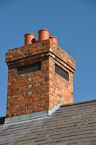黏土蓝色的细节黑瓷砖屋顶的旧房烟囱图片