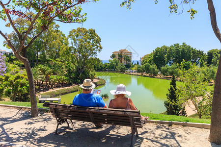 在西班牙贝纳尔玛迪娜公园长椅上看书天空海伦绿色图片