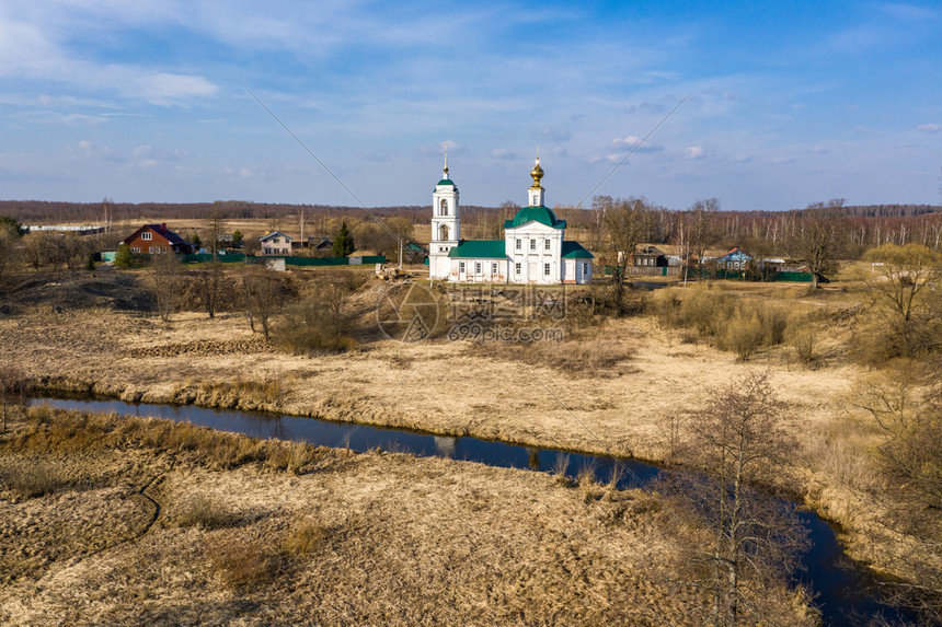 Sidorovskoye村和约翰浸信会初春圣诞教堂的景象从无人驾驶飞机拍摄景观西多罗夫斯基天图片