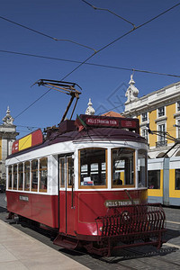 历史里斯本葡萄牙Hills有轨电车用于里斯本市中心的历史名城之旅在PracadoComercio商业广场的电车站红色为了图片
