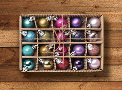 装饰风格在木背圆的纸板盒里装满多彩的圣诞球木头制的图片