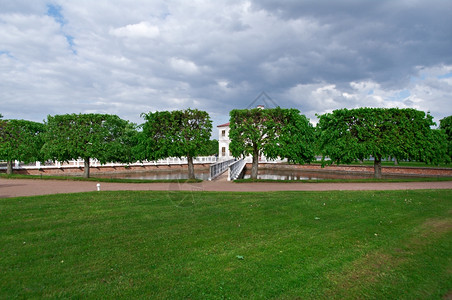 彼得霍夫宫下游公园花俄罗斯圣彼得堡2015年6月3日盛大俄罗斯巴洛克式图片