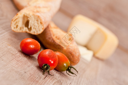面包和新鲜西红柿意大利语生的硬壳图片