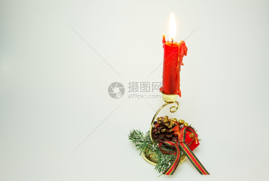 庆祝锥体冬天圣杯装饰绿树枝彩带和红蜡烛以白色背景隔绝在横形白色上图片