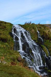 内赫布里底群岛苏格兰人小对斯凯瀑布的震撼眼神图片