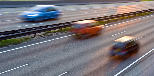 床单一辆多道高速公路三辆汽车在夜光下行驶车况模糊沟驾驶图片