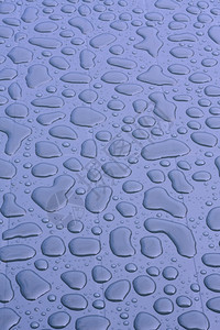 花园桌上的雨滴背景情况蓝色的气泡质地图片