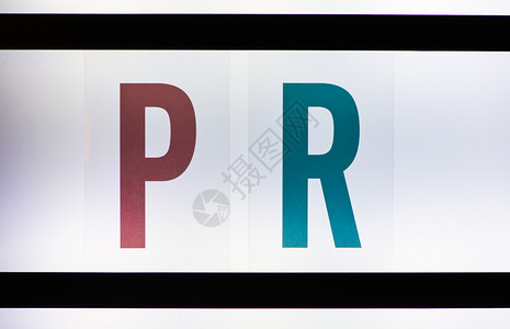 上市消息社会的背光板彩色字符P和R的公关系概念共Palrelation图片
