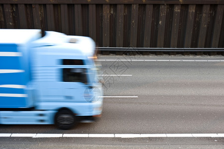 桩速度一条有线路和沥青的高速公路周围环绕着钢钉一辆蓝色卡车从左向右行驶到rkhgt线条图片