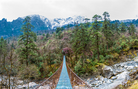 绿色旅行电路尼泊尔春季在山河上架设吊桥图片