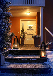 外部欢迎圣诞节家门口有雪的楼梯和带有装饰的门冬天建造图片