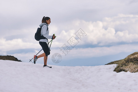 踪迹在雪上行走时户外运动的激情女孩自然和平图片