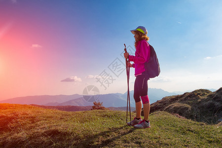 女孩独自在山上观察日落的散步中安静冥想自然图片