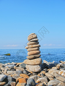地平线海洋时间滨夏季和蓝天背景的平衡石块蓝色天空背景图片