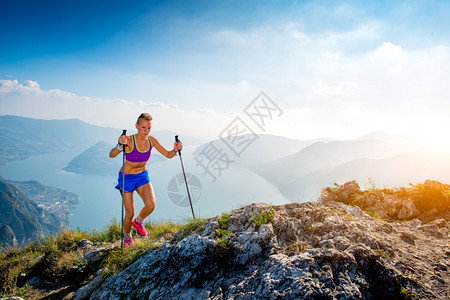 拔锻炼攀登山上跑着的轨迹带棍棒运动员女孩图片