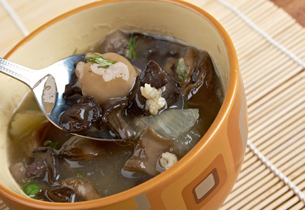俄罗斯酸苏菜汤配有蘑菇和珍珠大麦午餐美味的菌图片