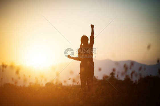 崇拜女人在美丽的天空背景上祷告的月光和平精神图片