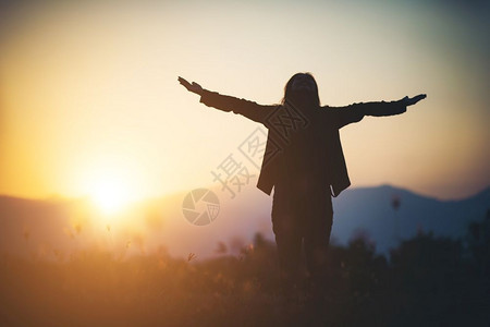 女士人在美丽的天空背景上祷告的月光救恩上帝图片