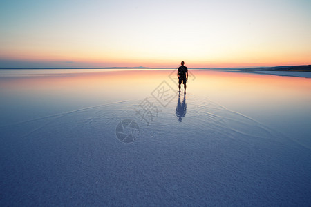 轮廓著名的天空盐湖图兹男子与在日落Silhouette夏季风景Anatolia土耳其盐湖Tuz图片