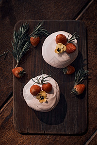 浆果酱盘子美味的自制巧克力蛋糕配草莓奶油巧克力蛋糕配草莓奶油图片