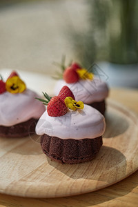 对待面包店美味的自制巧克力蛋糕配草莓奶油巧克力蛋糕配草莓奶油棕色的图片