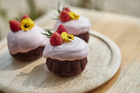 酱对待甜的美味自制巧克力蛋糕配草莓奶油巧克力蛋糕配草莓奶油图片