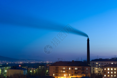 窗户高的烟熏钟盘在夜城云中冒烟复制空间大气的街道图片