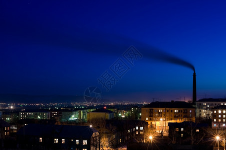 高的烟熏钟盘在夜城云中冒烟复制空间黑暗的波德希瓦洛夫城市图片