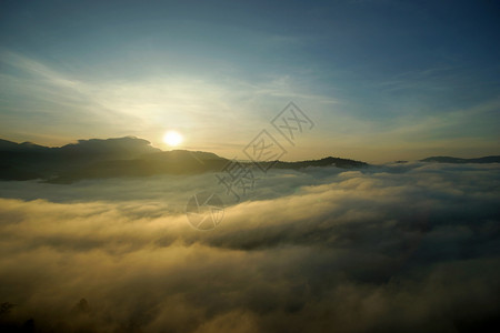 风景照片山上大雾图片