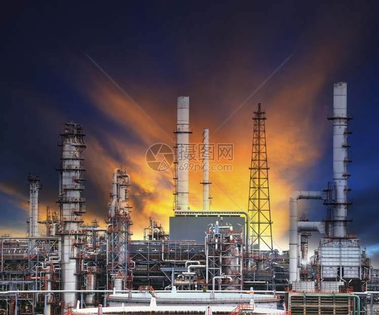 为了重工业区石油炼厂反对将美丽的黄天空用于石化工业和燃料能源企的石油化工和燃料能源行业外部的化石图片