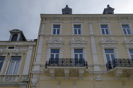 栅栏装修在Ruse具有不同风格的西欧建筑美景城保加利亚欧洲古老的翻修建筑装饰品图片