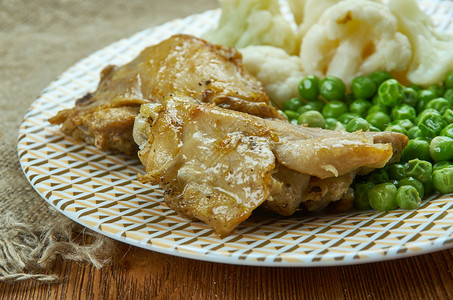普罗旺斯卡尔厨房农家鸡砂锅慢炖培根大蒜和洋葱炒美食图片