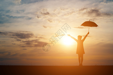 红色的自由日落背景女与保护伞轮廓快乐的背景图片