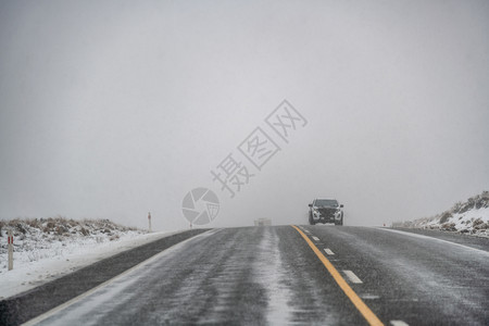 冬天的雪路车来了森林场景霜图片