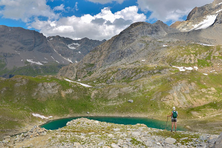 高山蓝湖附近的远足者风景优美天空蓝色的图片